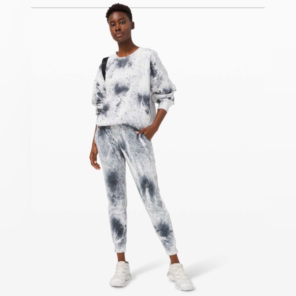 Lululemon Warm Down Jogger *28"
Marble Dye Classic Navy Size 0
